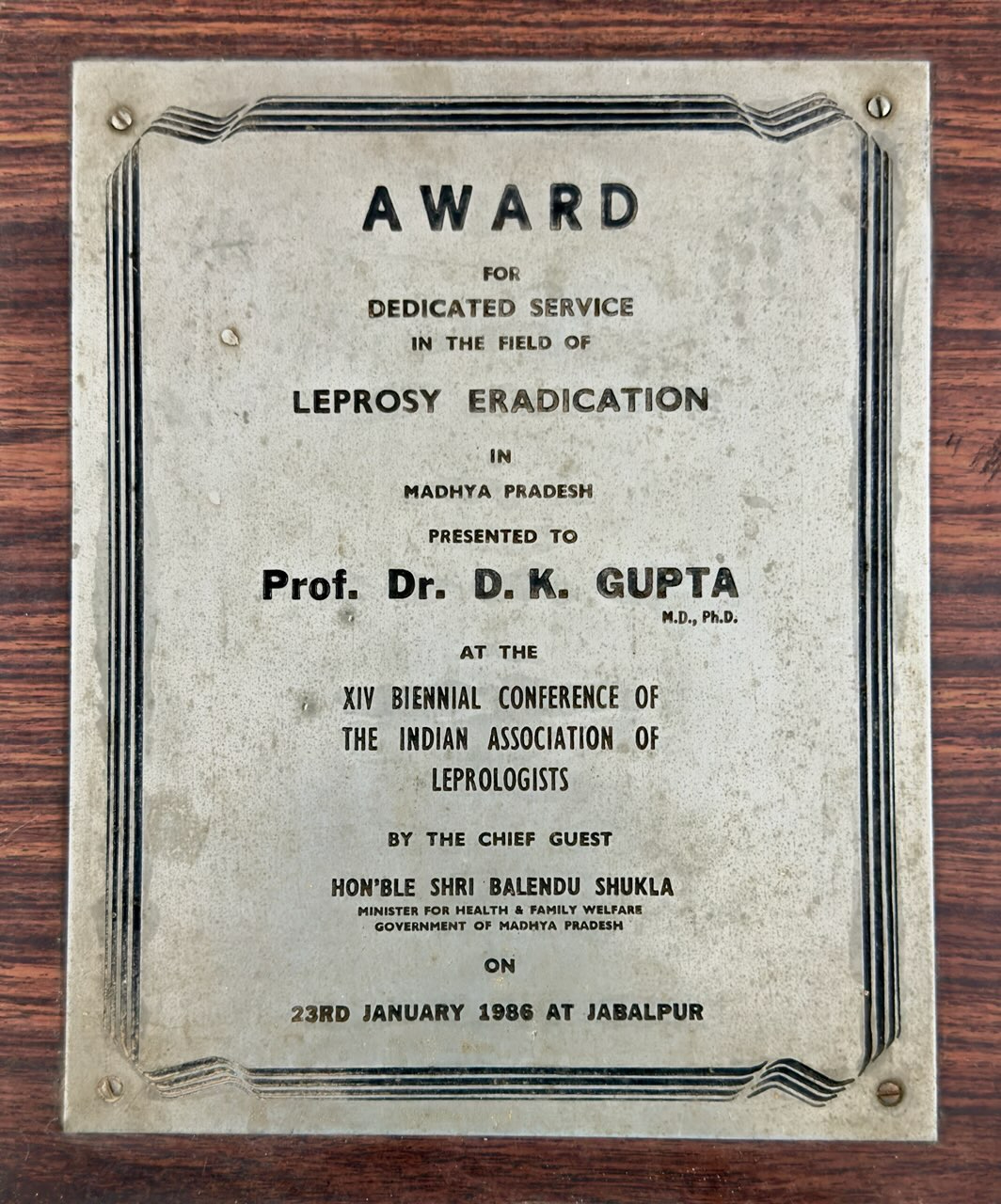 Prof. Dr. D.K. Gupta receiving the Award for Dedicated Service in Leprosy Eradication from the Minister for Health, Government of Madhya Pradesh, 1986